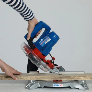 DEDRA Gérvágó körfűrész 1400W, 210 mm tárcsa, teleszkópos mozgatás